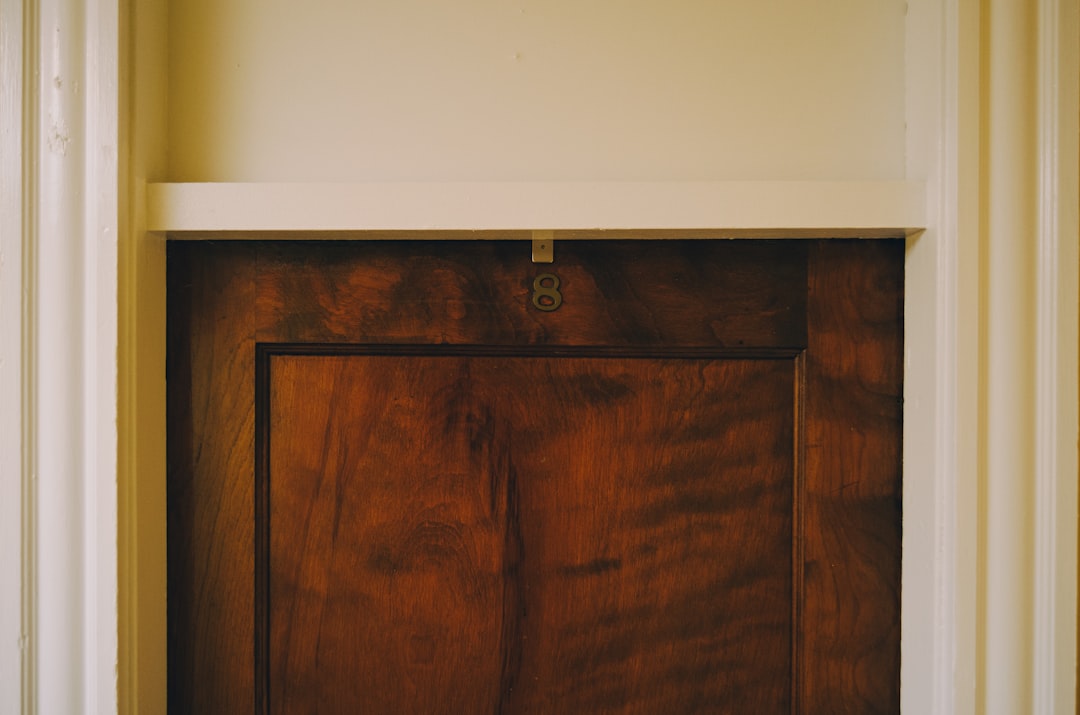 Puerta de madera instalada en residencia de Santo Domingo — Tayer El Buen Pastor