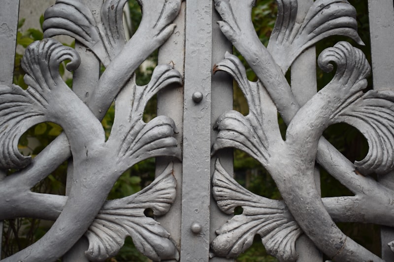 Portón de hierro ornamental con detalles de herrería artística