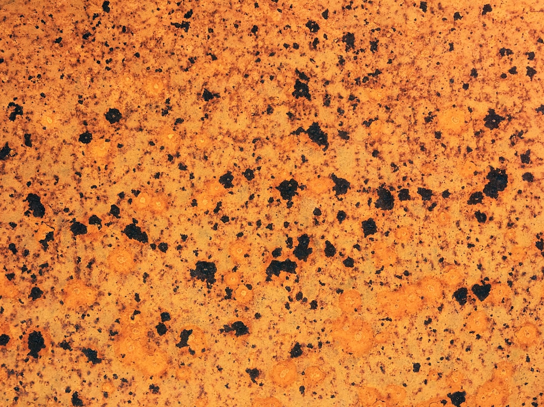 Textura de óxido sobre superficie de hierro expuesto a la intemperie