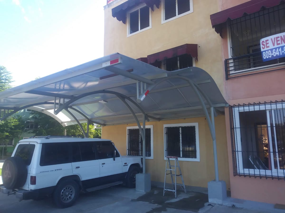 Carport metálico con arcos curvos — Tayer El Buen Pastor, Santo Domingo