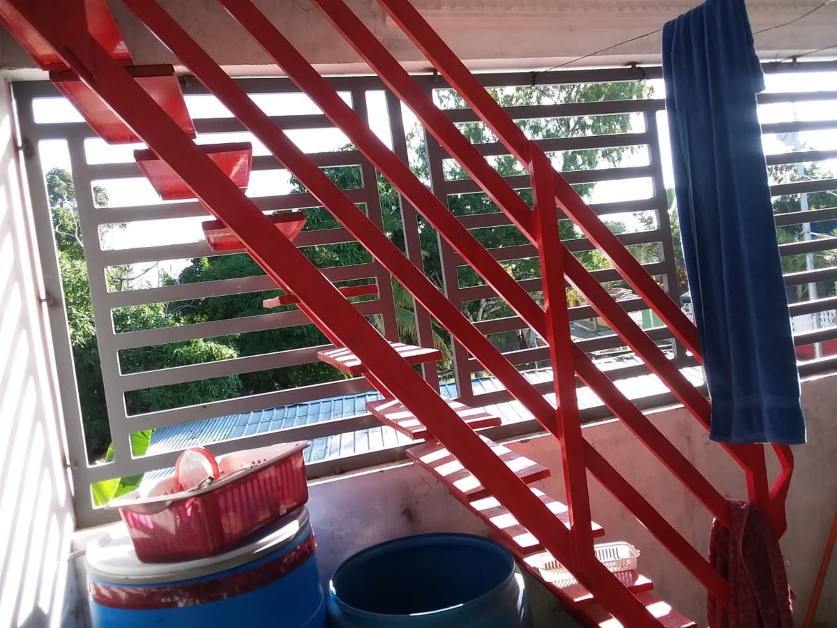 Escalera roja vista superior — Tayer El Buen Pastor
