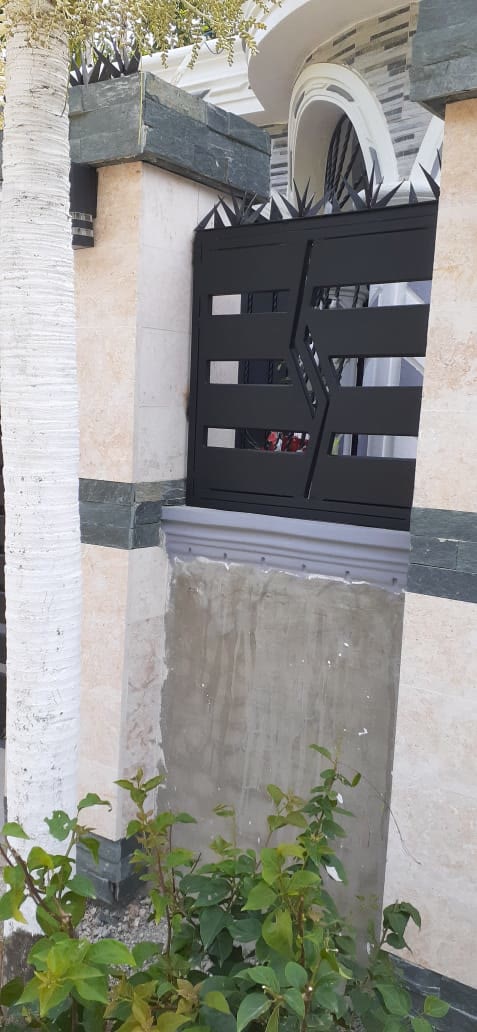 Reja decorativa en muro de piedra — Tayer El Buen Pastor