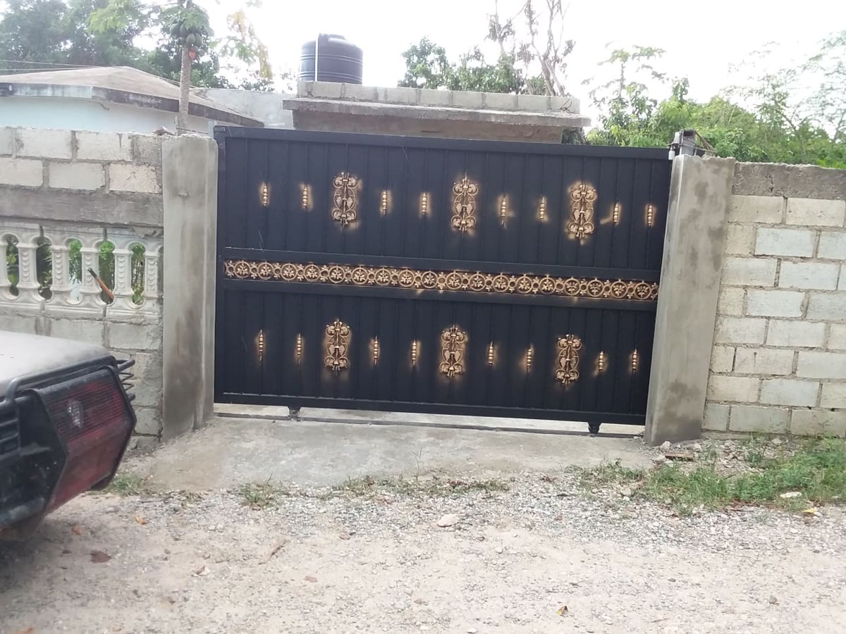 Portón corredizo con bandas doradas — Tayer El Buen Pastor, Santo Domingo