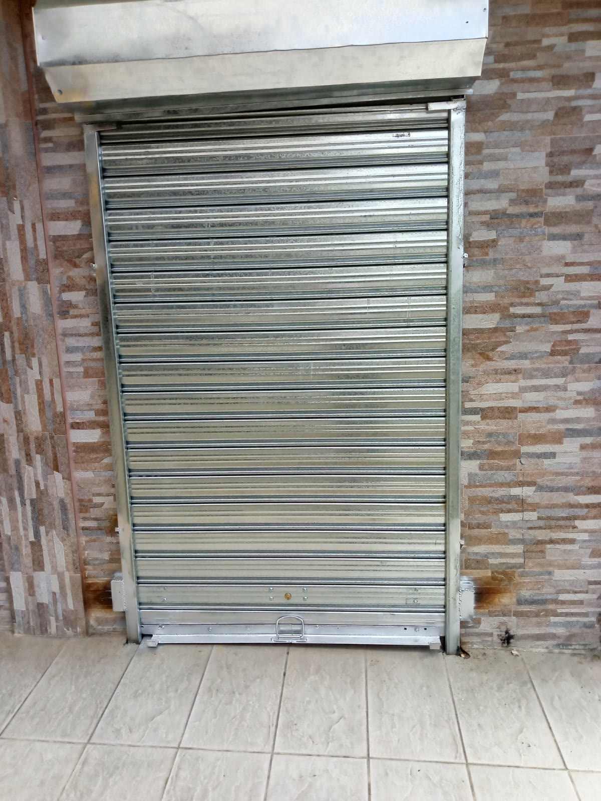 Portón enrollable galvanizado — Tayer El Buen Pastor
