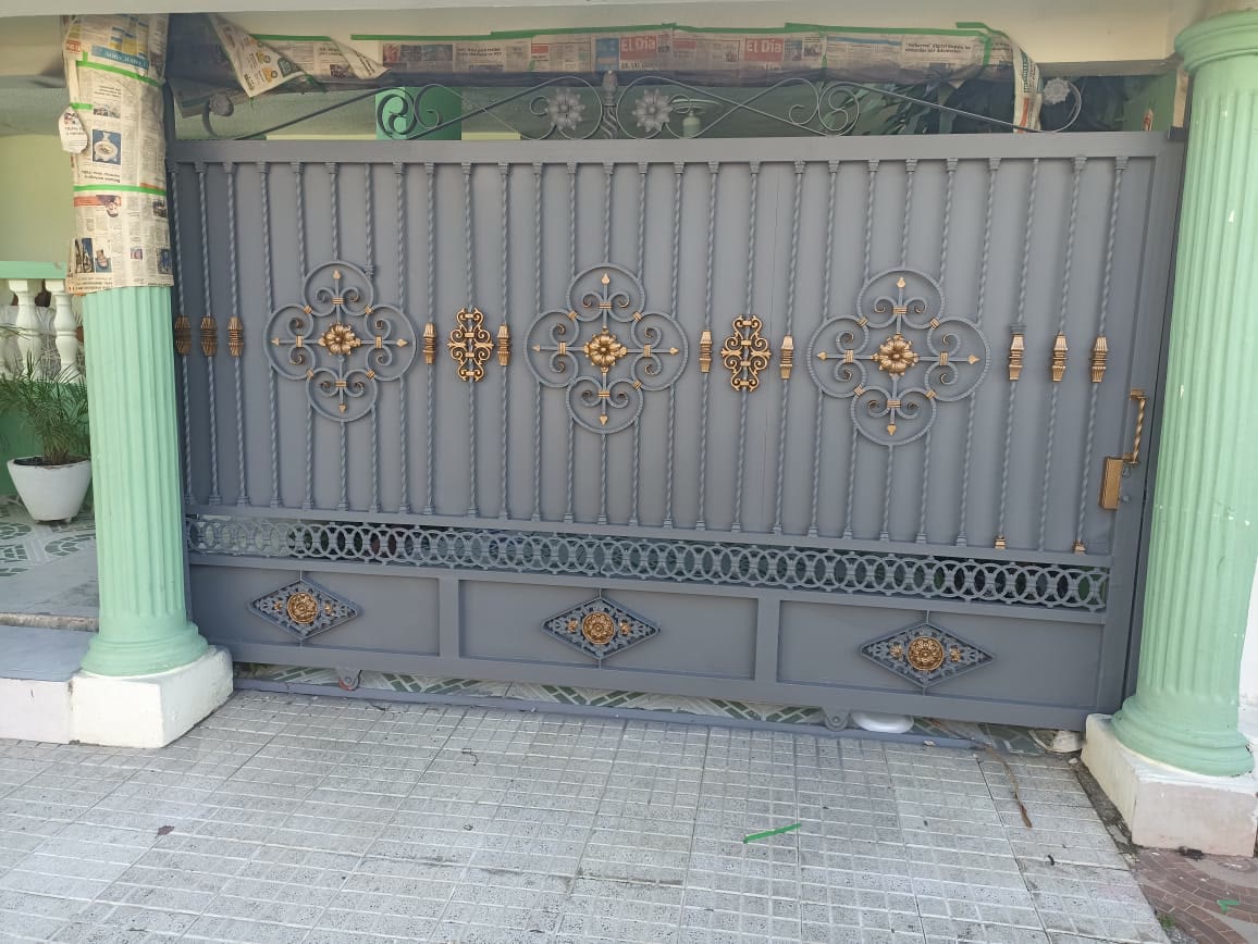 Portón decorativo vista amplia — Tayer El Buen Pastor