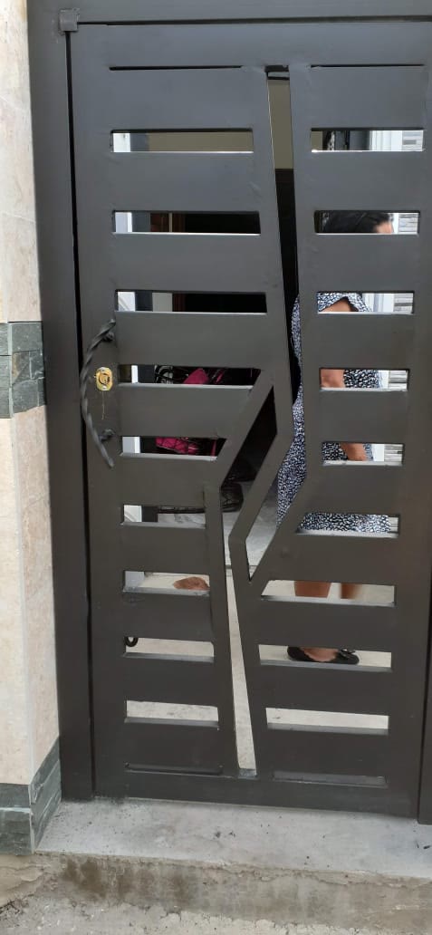 Puerta de hierro diseño moderno — Tayer El Buen Pastor