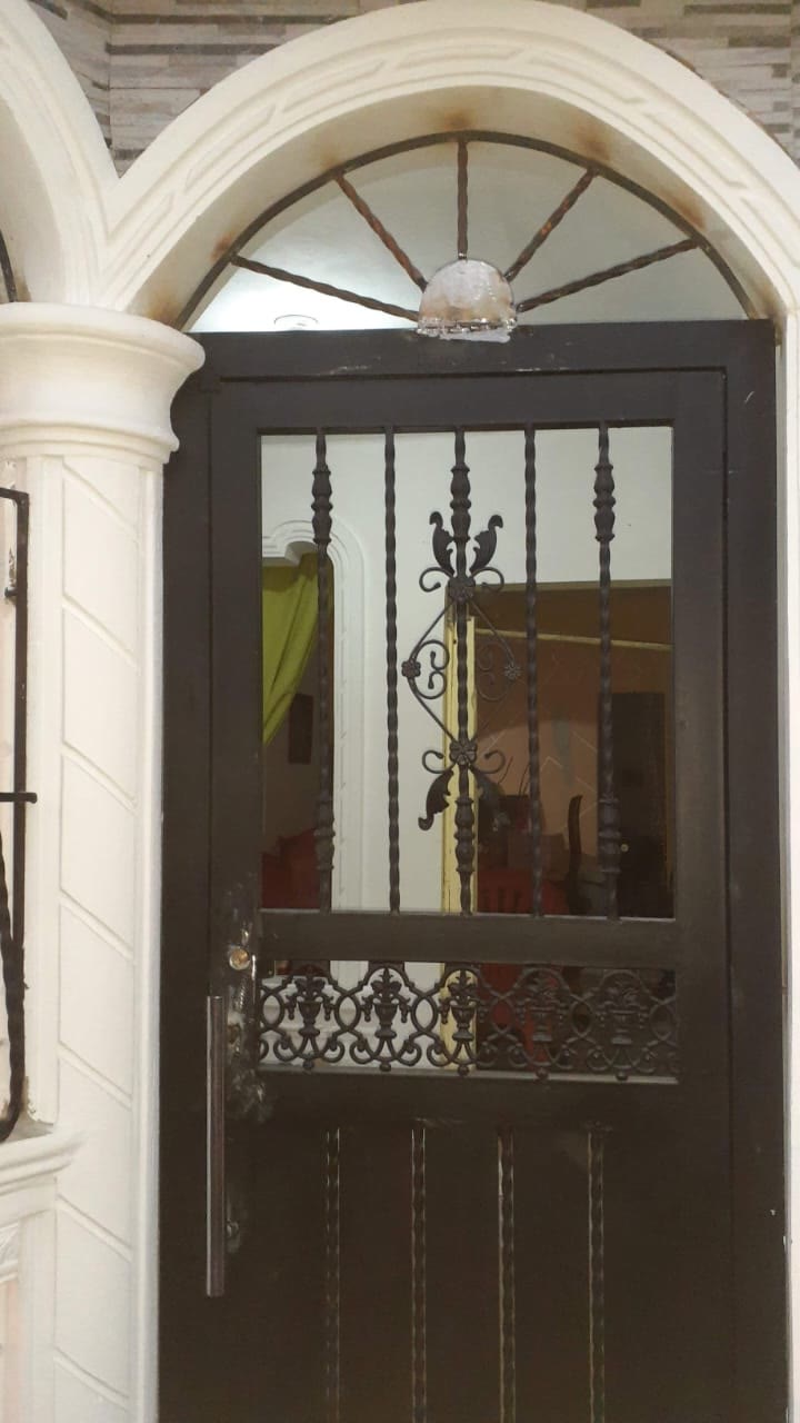 Puerta de hierro forjado ornamental — Tayer El Buen Pastor, Santo Domingo