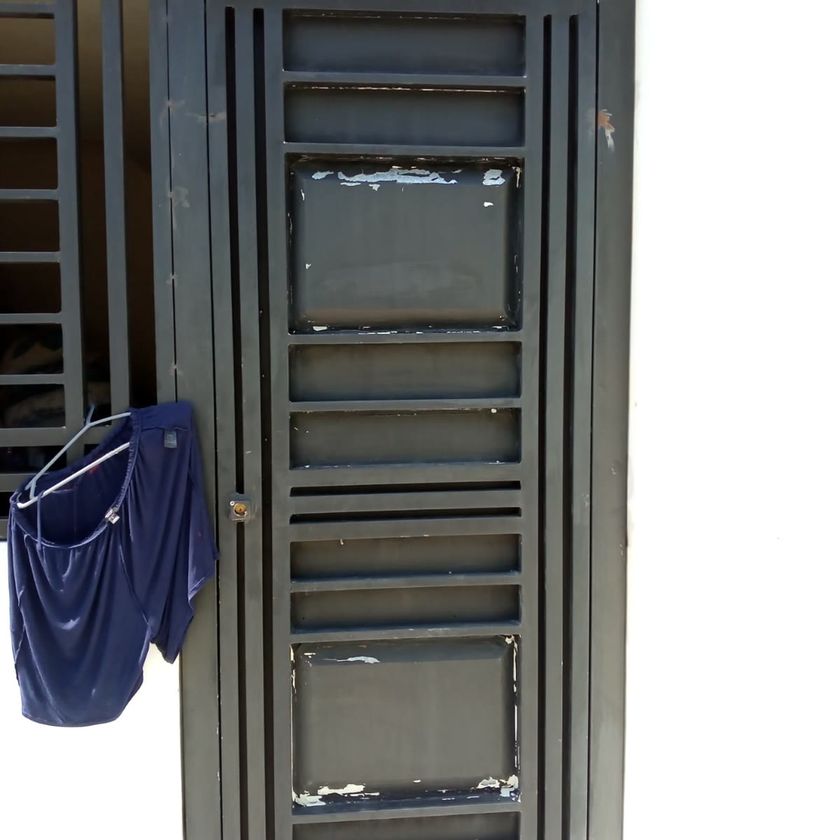 Puerta de hierro con paneles — Tayer El Buen Pastor