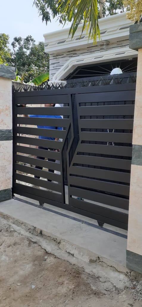 Puerta peatonal moderna de listones — Tayer El Buen Pastor