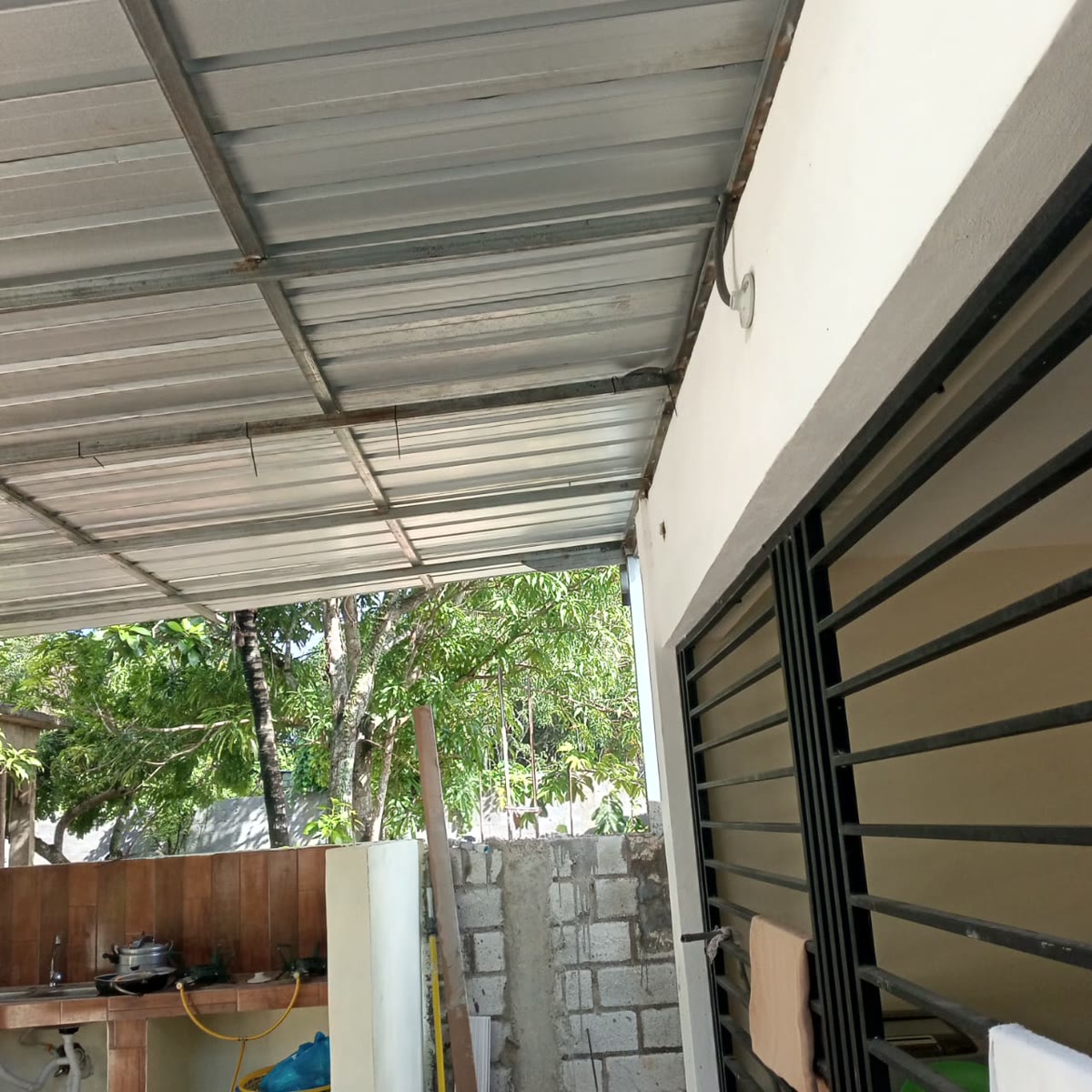 Techo metálico con rejas de ventanas — Tayer El Buen Pastor